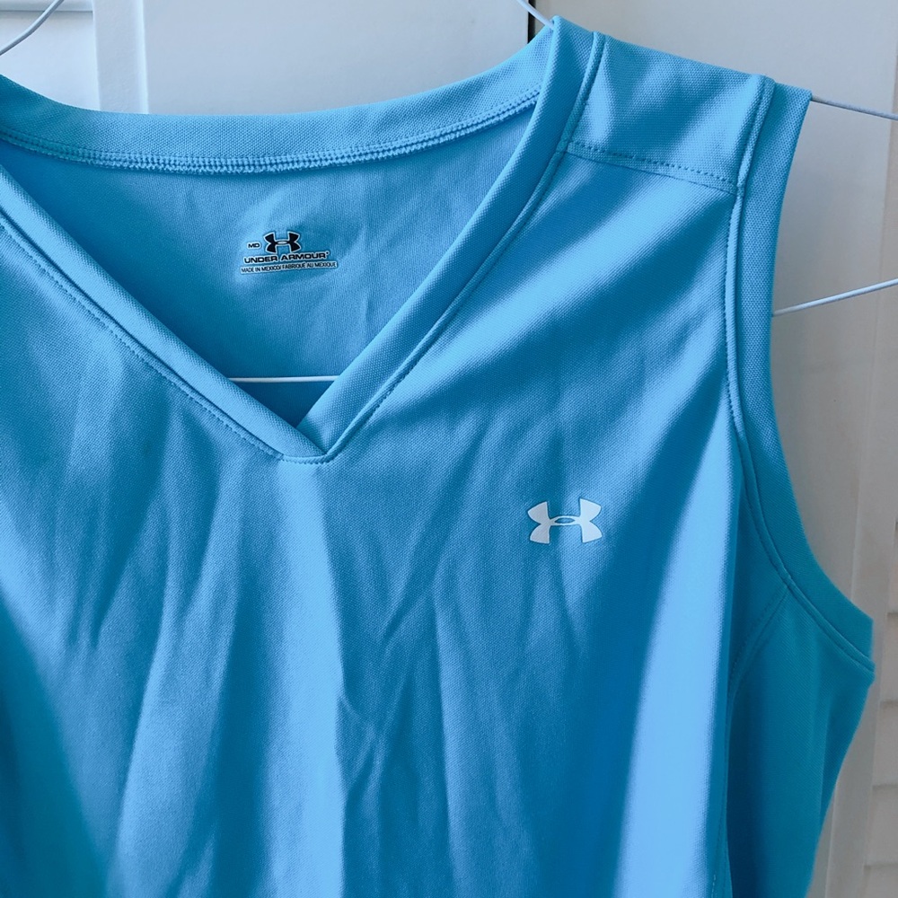 Under Armour | v-neck sleeveless top